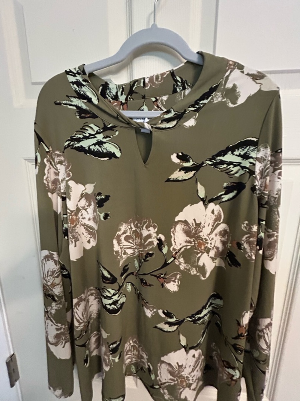 Studio by d& co 1x Staccato Olive Green Floral Keyhole Top with Black and Cream